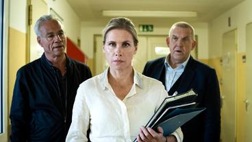 Bild: WDR/Bavaria Fiction GmbH/Martin Valentin Menke Gefängnispsychologin Bianca Ambach (Tanja Schleiff) muss sich den Fragen von Max Ballauf (Klaus J. Behrendt, links) und Freddy Schenk (Dietmar Bär) stellen.