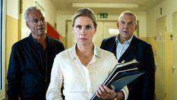 Gefängnispsychologin Bianca Ambach (Tanja Schleiff) muss sich den Fragen von Max Ballauf (Klaus J. Behrendt, links) und Freddy Schenk (Dietmar Bär) stellen.