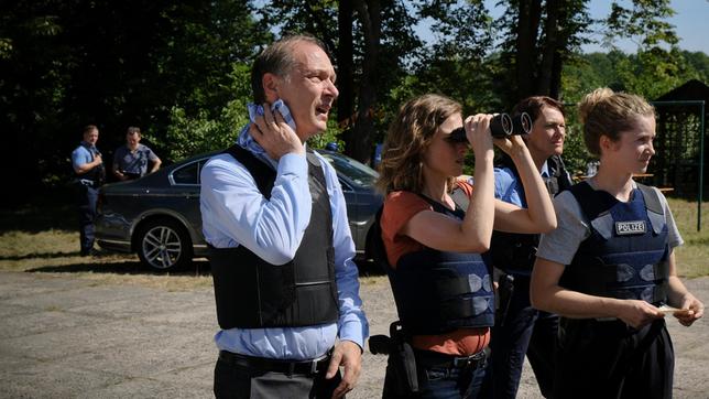 Bild: MDR Gemeinsam mit Peter Schnabel (Martin Brambach) verfolgen Karin Gorniak (Karin Hanczewski) und Leonie Winkler (Cornelia Gröschel) die Geschehnisse im Kinderheim gebannt.