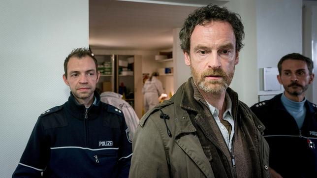 Gerade angekommen am Tatort: Kommissar Peter Faber (Jörg Hartmann, mitte), einem Ruheraum in der Notfallambulanz der Klinik.