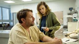 Gerichtsmediziner Lammert (Peter Trabner) gibt der traumatisierten Karin Gorniak (Karin Hanczewski) ein Beruhigungsmittel.