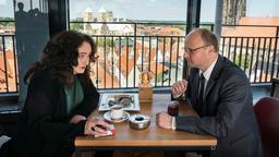 Gespräch in der Mittagspause - mit Blick über Münster: Staatsanwalt Lutz Söltenfuss (Christian Hockenbrink) mit seiner Kollegin Wilhelmine Klemm (Mechthild Grossmann).