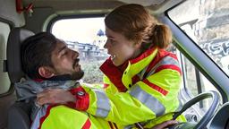 Greta Blaschke (Luise Aschenbrenner) versucht ihren Kollegen Tarek Wasir (Zejhun Demirov) zu retten, der mit einer Plastiktüte im Rettungswagen erstickt wurde.