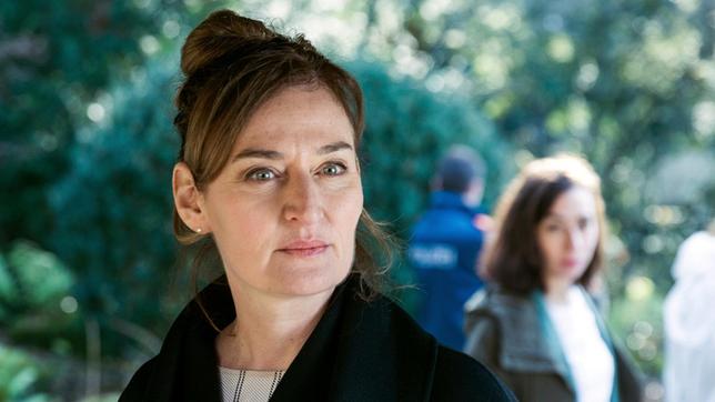 Bild: ARD Degeto/SRF/Sava Hlavacek Hält die Fäden in der Hand: Staatsanwältin Anita Wegenast (Rachel Braunschweig, li.), Tessa Ott (Carol Schuler, hinten)
