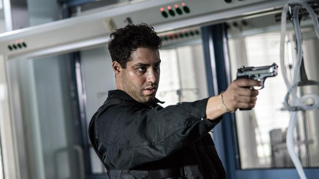 Bild: NDR/Marion von der Mehden TATORT: Hakim (Kais Setti) schießt um sich.