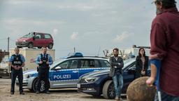 Harald (Heiko Pinkowski) stellt sich Lessing (Christian Ulmen) und Kira Dorn (Nora Tschirner).