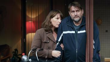 Bild: rbb/Stefan Erhard Harald Stracke (Peter Trabner) hat seiner Frau Verena (Nina Vorbrodt) immer gesagt, sie seien nach ihrem gemeinsamen Schicksalsschlag auf einem guten Weg, doch nun geriet er in eine Schießerei.