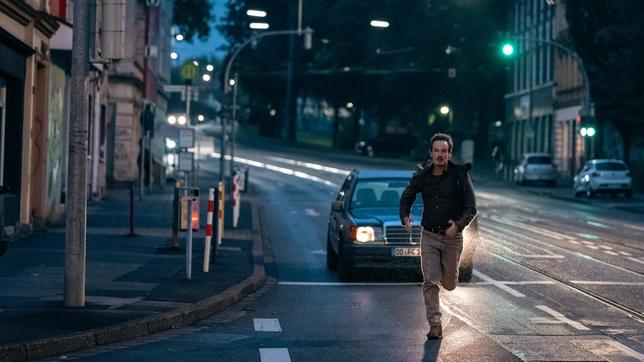 Hauptkommissar Peter Faber (Jörg Hartmann) lässt sein Auto stehen und verfolgt Finn Gebken.