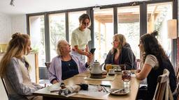 Hauptkommissarin Rosa Herzog (Stefanie Reinsperger) ermittelt verdeckt im Dortmunder Frauenhaus. Die Bewohnerinnen Amelie Schreiners (Katharina Behrens), Gudrun Haus (Martina Eitner-Acheampong), Elena Bührens (Silvana Synovia) und Nayla Akgün (Hannah Gharib), v.l.n.r., erzählen ihr, dass Meike Gebken Opfer häuslicher Gewalt war.