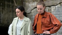 Hauptkommissarinnen Esther Baumann (Brigitte Urhausen) und Pia Heinrich (Ines Marie Westernströer) am Tatort