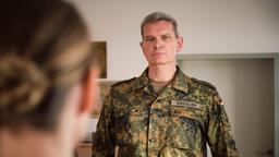 Hauptmann Kessler (Götz Otto) wurde zu seiner Vorgesetzten zitiert, weil er eine Mutprobe unter Soldaten nicht verhindert hat.