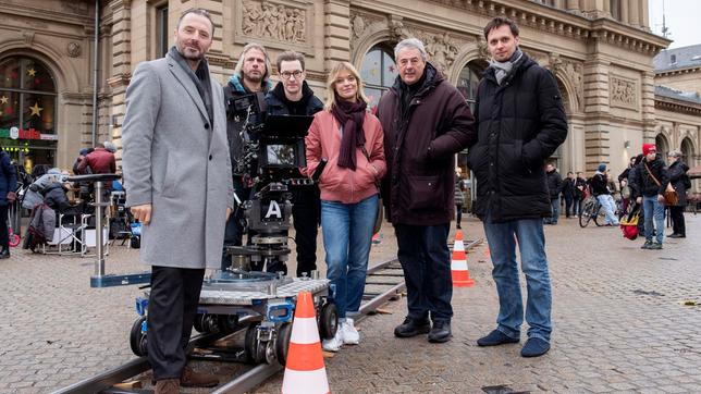 Darsteller Robert Schupp, Kameramann Martin Farkas, Produzent Marc Müller-Kaldenberg, Hauptdarstellerin Heike Makatsch, Regisseur Markus Imboden und Producer Pascal Nothdurft beim Dreh vor dem Mainzer Hauptbahnhof.