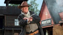 Heinz Knapps (Peter Kurth) beim Duell in der Westernstadt.