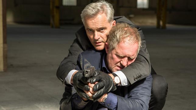 Bild: ARD Degeto/ORF/Lotus Film/Anjeza Cikopano Heinz Roggisch (Erik Jan Rippmann), Moritz Eisner (Harald Krassnitzer, re.).