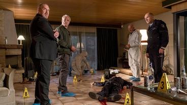 Bild: WDR/Thomas Kost Hier wurde der Polizeibeamte Frank Schneider ermordet: Die Kommissare Freddy Schenk (Dietmar Bär) mit Max Ballauf (Klaus J. Behrendt), Rechtsmediziner Dr. Roth (Joe Bausch) und Dienststellen-Leiter Bernd Schäfer (Götz Schubert) am Tatort.