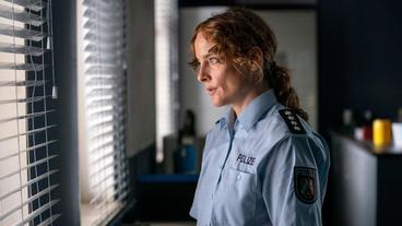 Bild: WDR/Zeitsprung pictures/Thomas Kost Ihr Kollege wurde getötet: Katrin Steinmann (Anne Ratte Polle), leitet die Polizeiwache Dortmund-Hörde.