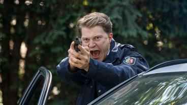 Bild: WDR/Zeitsprung pictures/Thomas Kost Im Angriffsmodus: Polizist Paul Lohse (Jonas Friedrich Leonhardi).