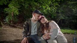 Im Foto: Pascal Schadt (Florian Geißelmann), Lilly-Marie Reuter (Dilara Aylin Ziem) nach ihrer Flucht aus dem Kinderheim.