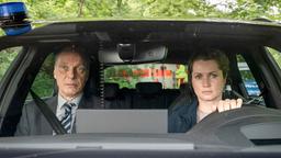 Im Foto: Peter Schnabel (Martin Brambach), Leonie Winkler (Cornelia Gröschel)