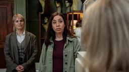 Im Haaratelier der geheimnisvollen Aurora: Anna Pieri Zuercher als Kommissarin Isabelle Grandjean, Carol Schuler als Kommissarin Tess Ott und Stephanie Japp als Aurora.
