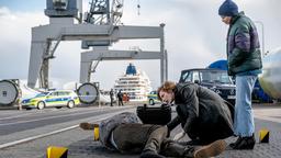 Im Hafen wird die Leiche eines Mannes gefunden. Linda Selb (Luise Wolfram, Mitte) und Liv Moormann (Jasna Fritzi Bauer, rechts) nehmen die Ermittlungen auf.