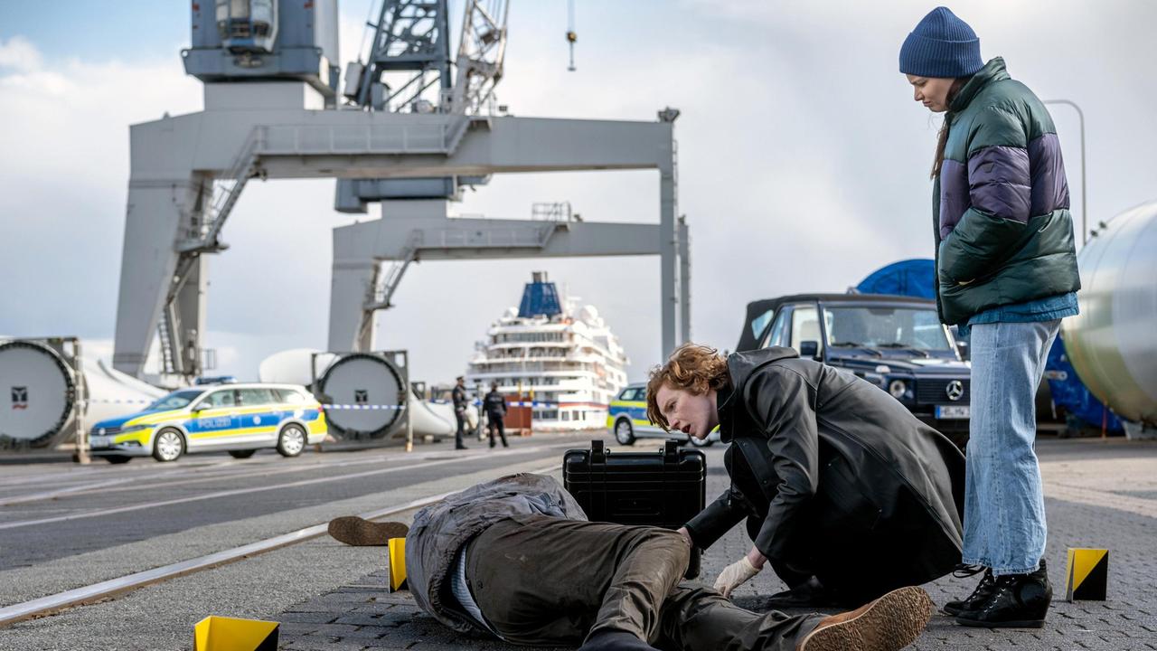 Im Hafen wird die Leiche eines Mannes gefunden. Linda Selb (Luise Wolfram, Mitte) und Liv Moormann (Jasna Fritzi Bauer, rechts) nehmen die Ermittlungen auf.