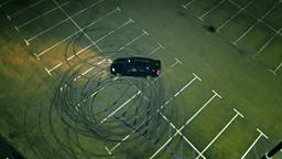 Im „Tatort. Donuts“: Das Auto schliddert mit qualmenden Reifen im Kreis.