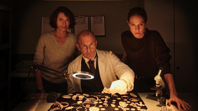 Im „Tatort – Gold“ mit Ulrike Folkerts als Lena Odenthal, Lisa Bitter als Johanna Stern und Heino Ferch als Nibelungen-Spezialist Dr. Albert Dürr geht es um die Faszination alter Schätze und deren tödlicher Auswirkungen.