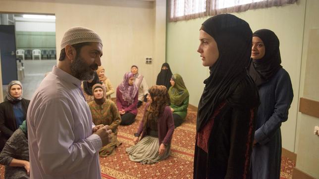 Bild: NDR/Christine Schroeder Imam Abu Abdallah (Ferhat Keskin) heißt Julia (Mala Emde) herzlich willkommen.