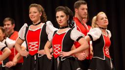 Immer lächeln: Annika Lobinger (Natalia Rudziewicz, 3. von rechts) beim Vortanzen mit der Tanzgarde von „de Jecke Aape“.