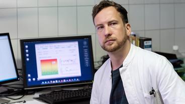 Bild: WDR/Bavaria Fiction GmbH/Thomas Kost In der KTU arbeitet Oliver Kordes (Johann-Christof Laubisch) im Team von Sebastian Haller. Dass der Leiter der Abteilung Streit mit Kommissarin Bönisch hat, kann ihm nicht verborgen bleiben.