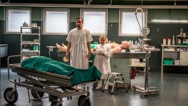 Bild: WDR/Wolfgang Ennenbach In der Rechtsmedizin müssen Prof. Karl-Friedrich Boerne (Jan Josef Liefers, links) und Silke Haller (ChrisTine Urspruch, rechts) einen weiteren Toten unter die Lupe nehmen.