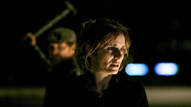 Bild: ARD Degeto/SRF/Sava Hlavacek In tödlicher Gefahr: Kommissarin Isabelle Grandjean (Anna Pieri Zürcher) wird von Andras Lakatos (Levente Molnar) bedroht