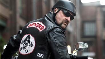 Bild: WDR/Thomas Kost In voller Montur: Thomas Vollmer (Jürgen Maurer), Chef des berüchtigten „Miners“-Motorradclubs.