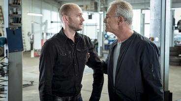 Bild: WDR/Thomas Kost Ist er ein Mörder? Für Kommissar Max Ballauf (Klaus J. Behrendt, r) ist der Familienvater und Reifenhändler Matthes Grevel (Moritz Grove, l) dringend tatverdächtig.