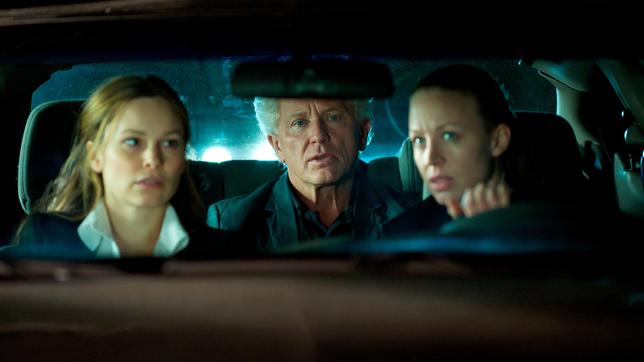 Ivo Batic (Miroslav Nemec) fährt als verdeckter Ermittler mit Sandra (Mina Tander, links) und Isabella (Nina Proll) in die Villa ihrer betrügerischen Tierschutzorganisation. Weiteres Bildmaterial finden Sie unter www.br-foto.de.