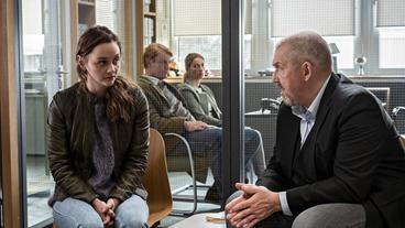 Bild: WDR/Bavaria Fiction GmbH/Thomas Kost Jana Künitz (Mathilde Bundschuh, l) war vierzehn und Daniel Huberty damals ihr Lehrer. Dessen Ex-Frau Simone (Antje Hamer) und deren neuer Ehemann Ingo (Enno Kalisch, hinten) warten, während sie mit Kommissar Freddy Schenk (Dietmar Bär) spricht.