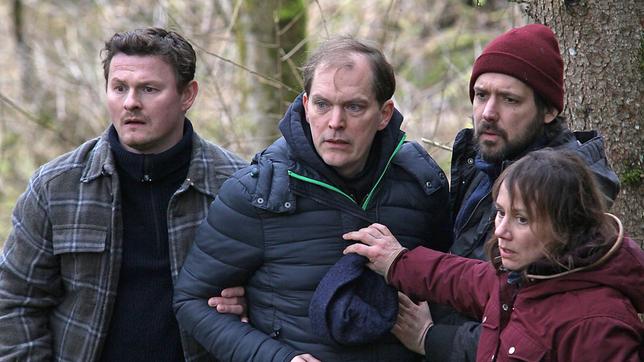 Bild: SWR/Johannes Krieg Jens Reutter (Godehard Giese) ist mit seinen Freunden Martin Benzinger (Shenja Lacher, links) und Klaus Buchwald (Felix Knopp, rechts) in den Wald geeilt, weil er sich mit eigenen Augen überzeugen will, dass seine Tochter tot ist. Nur mit Mühe können Franziska Tobler (Eva Löbau) und die Freunde ihn davon abhalten, an den Tatort zu stürzen.