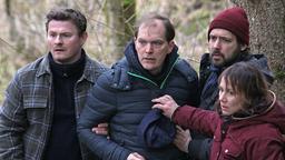 Jens Reutter (Godehard Giese) ist mit seinen Freunden Martin Benzinger (Shenja Lacher, links) und Klaus Buchwald (Felix Knopp, rechts) in den Wald geeilt, weil er sich mit eigenen Augen überzeugen will, dass seine Tochter tot ist. Nur mit Mühe können Franziska Tobler (Eva Löbau) und die Freunde ihn davon abhalten, an den Tatort zu stürzen.