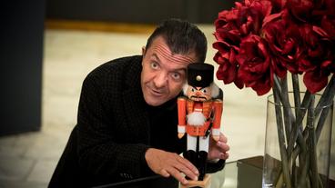 Bild: WDR/Martin Valentin Menke Jörn Weig (David Bennent) im Juwelier-Geschäft von Elisabeth Lange, den Nussknacker hat er gerade auf dem Weihnachtsmarkt gekauft.