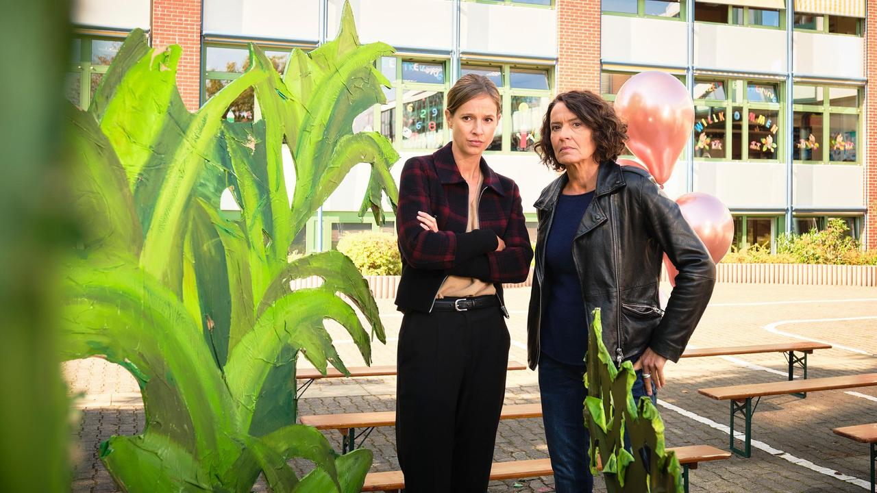 Johanna Stern (Lisa Bitter) und Lena Odenthal (Ulrike Folkerts) ermitteln in einer Schule am Tag des Schulfests.