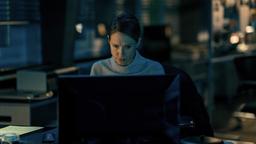 Johanna Stern (Lisa Bitter) verfolgt die Bewegungen des Ermordeten im Netz.