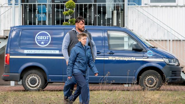 Bild: MDR/MadeFor/Steffen Junghans John Geist (Ronald Zehrfeld) und seine Mitarbeiterin Kerstin Brune (Jördis Trauer) vor der Sicherheitsfirma John Geist.
