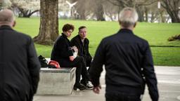 Julia Beck (Karen Dahmen) und Stefan Krömer (Gerdy Zint) haben sich gerade im Skaterpark gestritten, die gemeinsame Tochter Marie leidet darunter. Die Eltern schauen zu, wie Kommissare Freddy Schenk (Dietmar Bär, links) und Klaus J. Behrendt, rechts) auf sie zugehen.