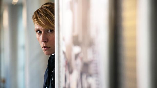 TATORT: Julia Grosz (Franziska Weisz) hat den Flüchtigen im Blick.