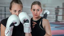 Kämpferische junge Frauen: Zoé Keller (Cheyenne Tanner) und Gina "Gogo" Keller (Rabea Egg)