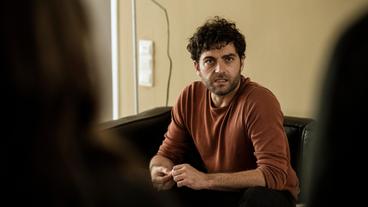 Bild: WDR/Bavaria Fiction GmbH/Martin Valentin Menke Karim Farooq (Timur Isik) hatte sich mit dem eigenen Restaurant einen Traum erfüllt. Nach dem Brand muss er Fragen der Polizei beantworten.