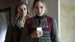 Karin Gorniak (Karin Hanczewski, li.) beobachtet Talia (Hannah Schiller), die sich mit ihrer Taschenlampe dem Tatort nähert.