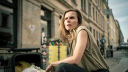 Karin Gorniak (Karin Hanczewski) hofft, im Müll Hinweise zu Schnabels Entführung oder sein Handy zu finden.