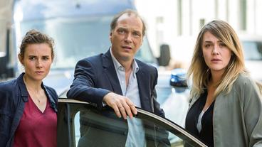 Bild: MDR Karin Gorniak (Karin Hanczewski), Peter Michael Schnabel (Martin Brambach) und Henni Sieland (Alwara Höfels) sind auf dem Weg zum Tatverdächtigen.